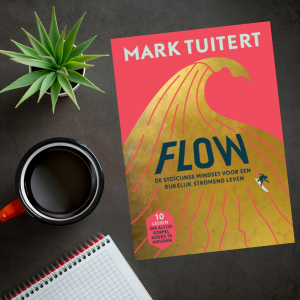 boek flow van mark tuitert op een tafel naast een plant en een kop koffie