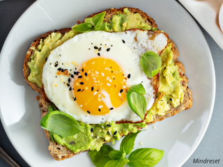 Avocado toast met ei en sesamzaadjes: het perfecte ontbijt voor je brein