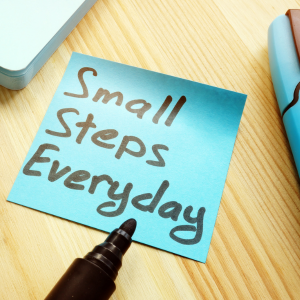 papiertje met de tekst small steps every day